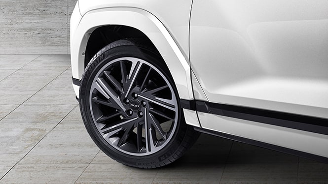 20” Diamond-cut finished alloy wheels with 245/45R tyres