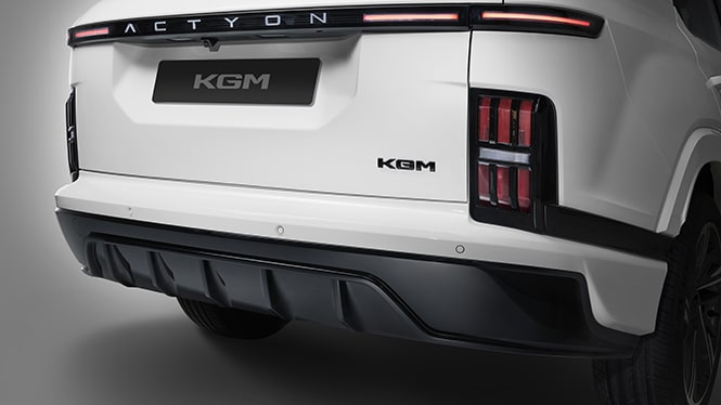 Body-coloured bumper with high-gloss rear skid plate