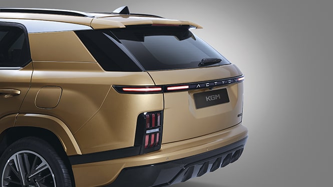Body-coloured rear spoiler